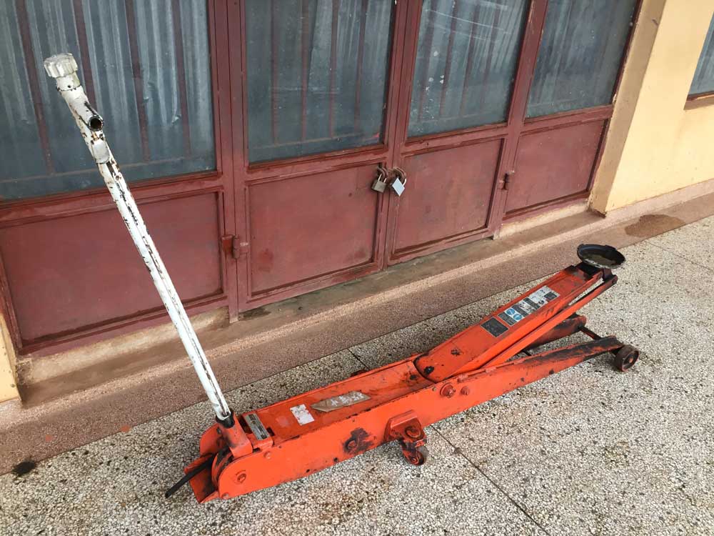 Used Garage Jack, Sale Price: Ugx 1,500,000, JM Auto Parts Uganda, Motor Spare Parts Shop in Kampala Uganda, Ugabox
